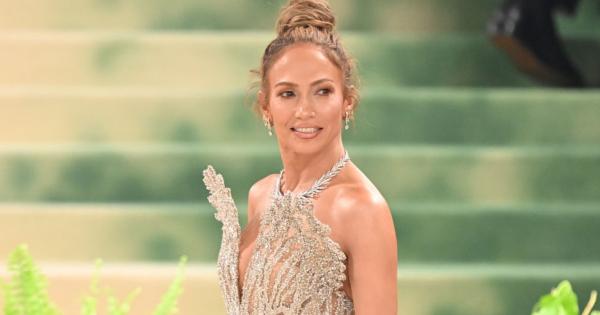 Ez a szemet gyönyörködtető hölgy Jennifer Lopez édesanyja. Hihetetlen, hogy mennyire hasonlítanak egymásra, szinte úgy tűnik, mintha ikrek lennének!