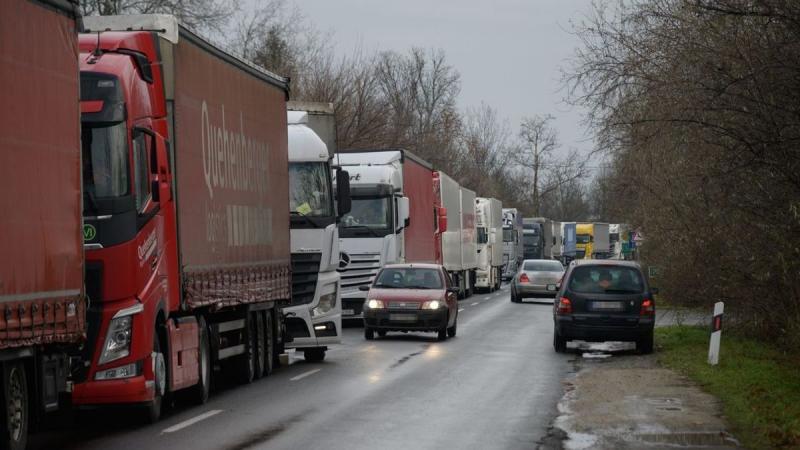 Káosz alakult ki Röszkénél, ahol a közúti határátkelőt lezárták az érkező forgalom előtt - számolt be a Világgazdaság.