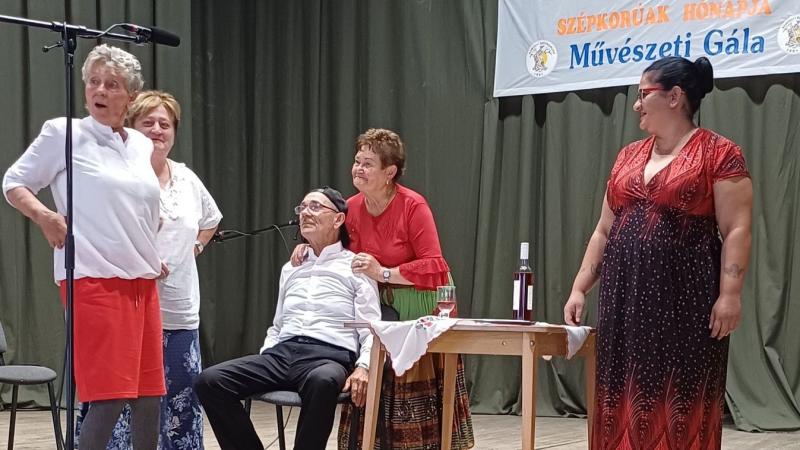 Egy támogató közegben a lélek fiatalosabb marad, és az idő múlása is szelídebben érinti.