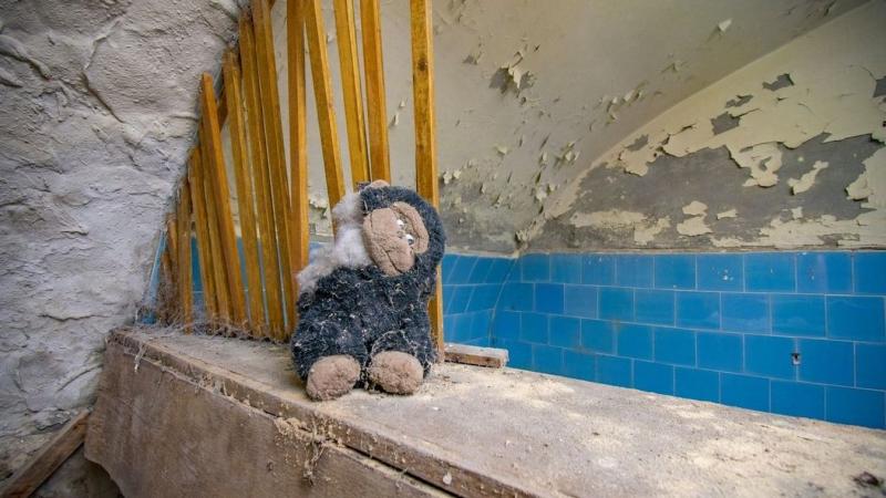 A Dunántúl rejtett zugában egy elhagyatott elmegyógyintézetre bukkantak, amely mintha a horrorfilmek világából lépett volna elő. Az omladozó falak között sötét titkok és elfeledett sorsok rejlenek, a hely szelleme pedig úgy tűnik, hogy még mindig a múlt f