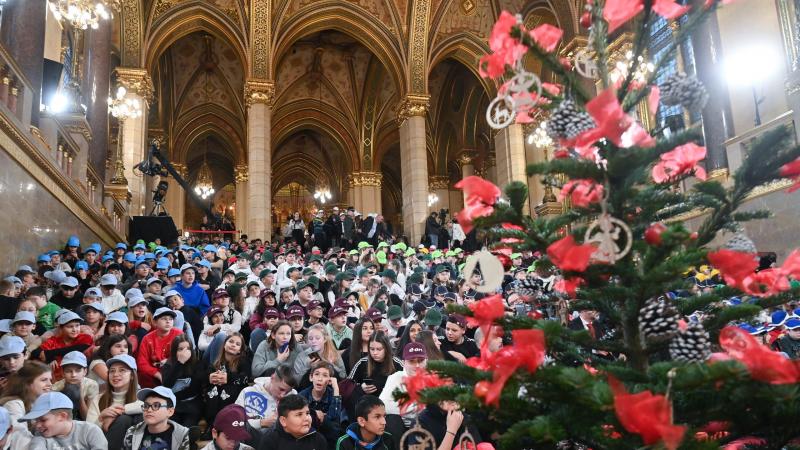 Nyolcszáz hátrányos helyzetű gyermek élvezhette a Parlament vendégszeretetét.