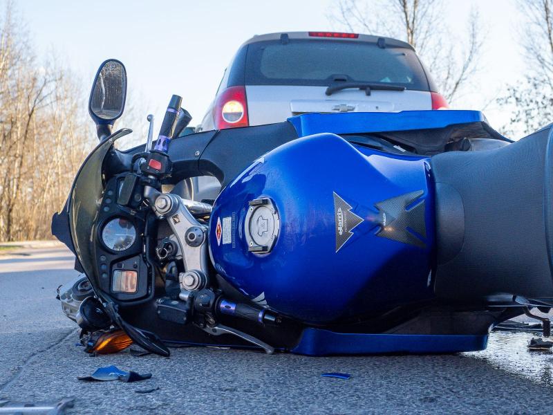 Kiskunhalas közelében baleset történt, amikor egy motoros nekiütközött egy személyautónak.