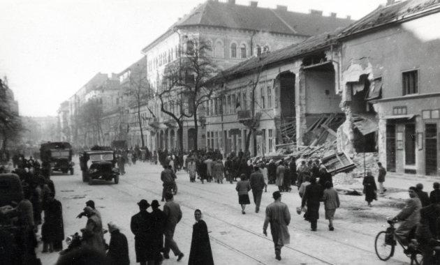 A forradalom utáni időszakban Budapest mielőbbi helyreállítása nem csupán egy építkezési feladat volt, hanem komoly politikai tétje is akadt. A város újjáépítése szimbolizálta a megújulást és a társadalmi változásokat, amelyeket a forradalom elindított. A