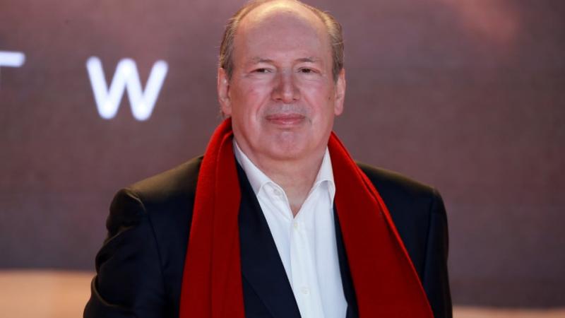 Hans Zimmer, a világhírű filmzeneszerző, újraértelmezi Szaúd-Arábia himnuszát. Az ikonikus dallamok új köntösbe bújtatása izgalmas zenei élményt ígér, amely ötvözi a klasszikus elemeket a modern hangzással.