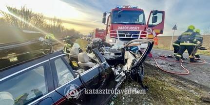 Baranyában frontális ütközés történt, melynek következtében egy ember a járművek romjai közé szorult.