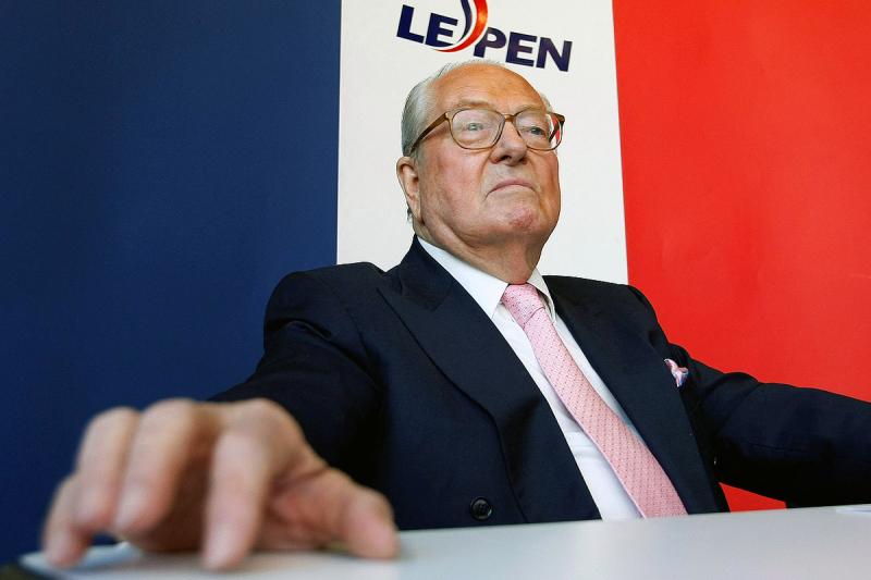 Széleskörű felháborodás övezi Jean-Marie Le Pen sírjának megrongálását, ami sokakat mélyen felkavart.