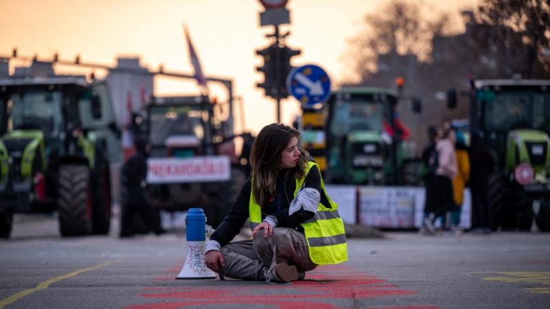 Az ügyvédszakma és a taxisok is sorra álltak a kormányellenes demonstrálók mögé, ezzel kifejezve elégedetlenségüket.