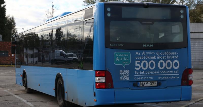 Utasokkal zsúfolt busz előtt váratlanul fékezett egy járművezető - nézd meg a videót!