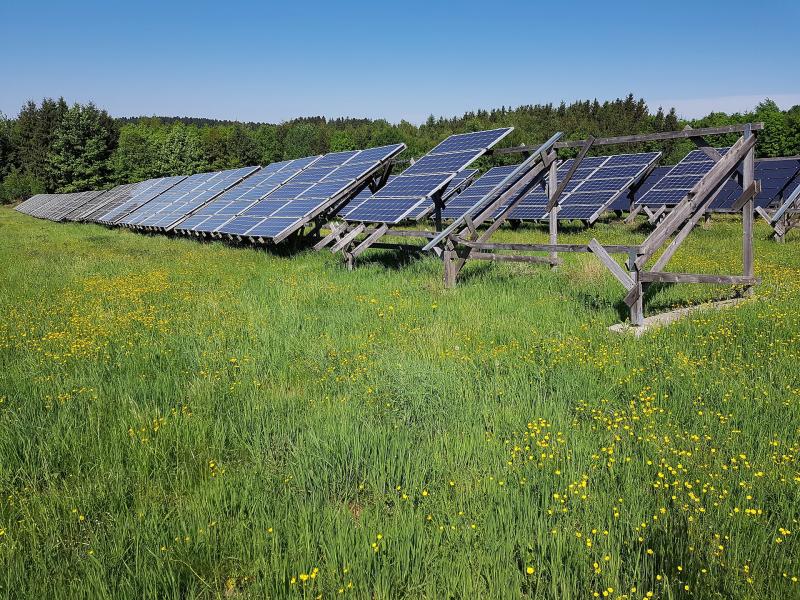 A magyar napelemes energiatermelés szempontjából fontos figyelembe venni a Szaharából érkező porviharokat is. Ezek a természeti jelenségek jelentős hatással lehetnek a napenergia hasznosítására, hiszen a levegőben lebegő por csökkentheti a napfény intenzi