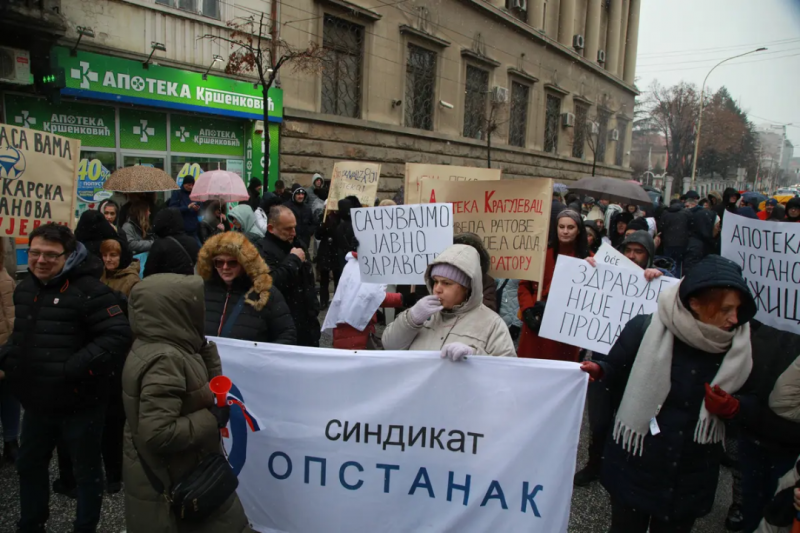 Több tízezer ember gyűlt össze Kragujevacon, hogy kifejezze ellenérzését a szerb kormány politikája ellen. A demonstrációk célja, hogy felhívják a figyelmet a társadalmi igazságtalanságokra és a politikai intézkedésekre, amelyek sokak szerint nem szolgálj