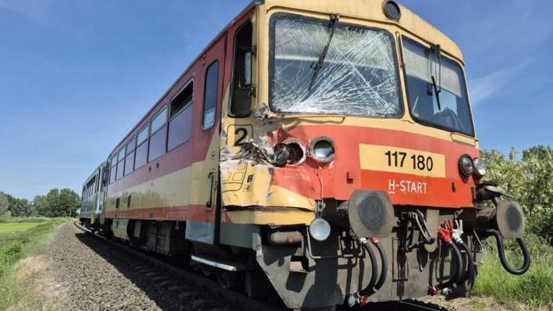 Tilos jelzésnél balesetet szenvedett egy Bzmot vonat, amikor egy kamion ütközött vele. A baleset következtében a mozdonyvezető megsérült.