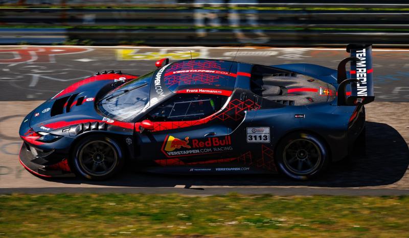 Coronel Verstappen tesztje igazi őrült showt varázsolt a pályára! Az esemény tele volt meglepetésekkel és izgalmakkal, ami még inkább felerősítette a nézők adrenalinszintjét. Az autók zúgása és a pilóták bátor manőverei egy olyan légkört teremtettek, amel
