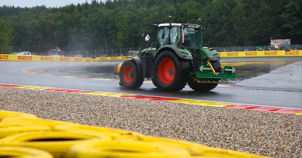 Az eső lágyan hullott, miközben a versenypályán 80 percnyi várakozás övezte a traktorozást és a McLaren-showt a Belga Nagydíj keretein belül. Az időjárás kiszámíthatatlan játéka izgalmassá tette a napot, hiszen a traktorok szántották a vizes aszfaltot, mí
