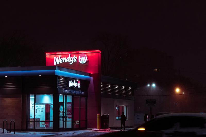 Úgy tűnik, hogy a Wendy's újra megfontolja a magyarországi visszatérést, és jelenleg partnereket keres a lehetséges új nyitáshoz. Az amerikai étteremlánc izgalmas lehetőségeket rejt magában, és a hazai gasztronómiai piac számára friss színt hozhat. A híre