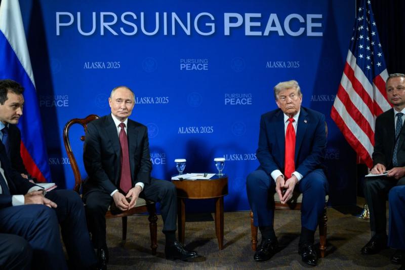 Egy testbeszéd-szakértő alaposan megvizsgálta Trump és Putyin interakcióit, és meglepő megállapításokat tett. Az elemzés során kiderült, hogy a két vezető testbeszéde olyan rejtett üzeneteket hordoz, amelyek mélyebb betekintést nyújtanak politikai dinamik