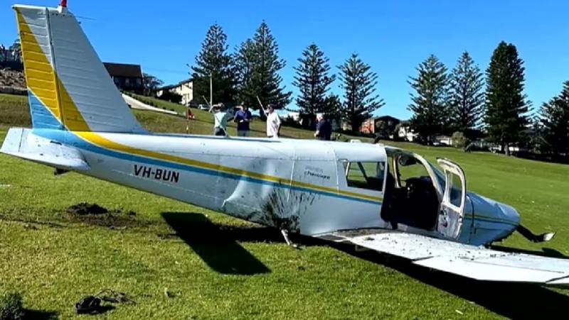 Videón látható, ahogy egy repülőgép váratlanul a golfpályára csapódik Ausztrália gyönyörű táján. Az esemény drámai és megrázó, hiszen a zöldellő gyep és a golfütők nyugalma hirtelen átadja a helyét a káosznak. A felvétel rávilágít a repülés veszélyeire és
