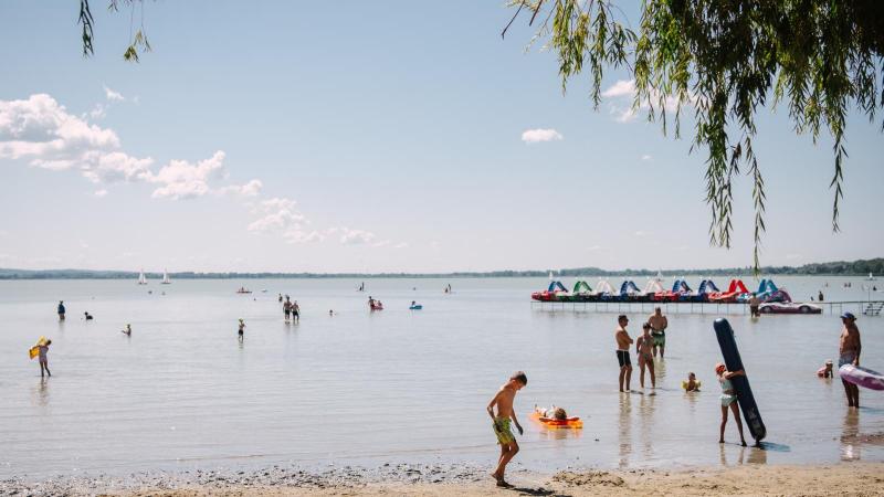 Majdnem 300 millió köbméter víz veszett el a Balatonból.