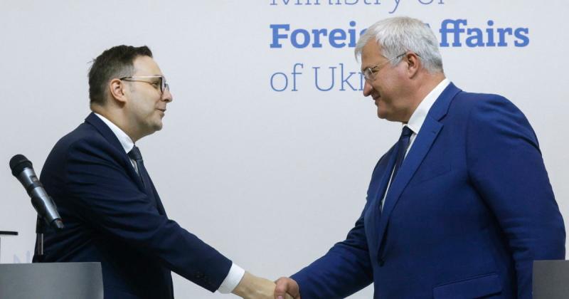 Csehország határozottan megtiltja az orosz diplomata-útlevéllel rendelkező személyek belépését területére. | Demokrata