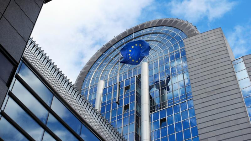 A partizánharc új dimenziókat nyitott meg az EU legfontosabb programja előtt – a lövészárkok már készen állnak a küzdelemre.