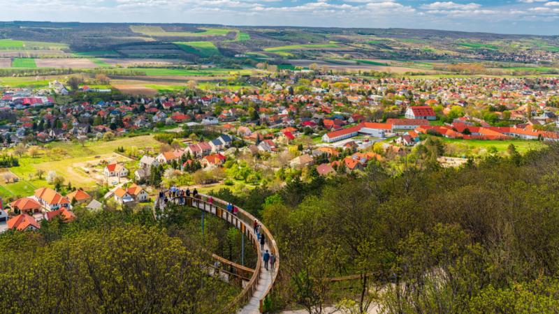 Túrázók, figyelem! Balesetveszély miatt ideiglenesen lezárták a Dunántúl népszerű kilátóját, így a látogatása jelenleg tilos. Kérjük, tartsák be a szabályokat a biztonság érdekében! - Pénzcentrum