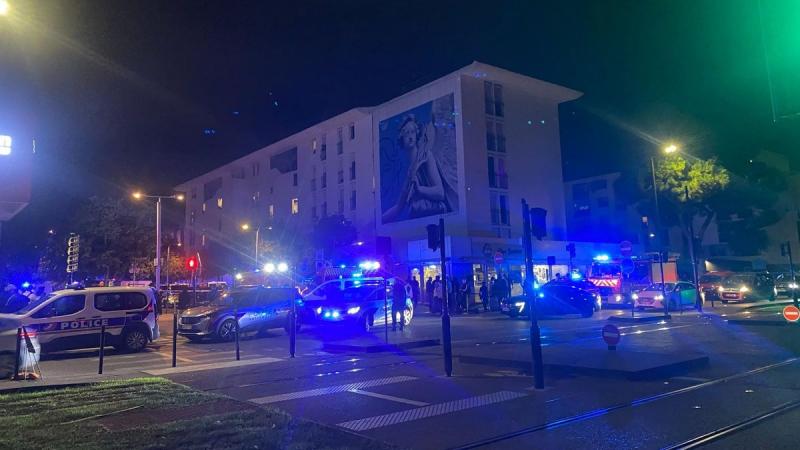 Nizzában tragikus esemény történt, ahol gépfegyverrel több embert öltek meg.
