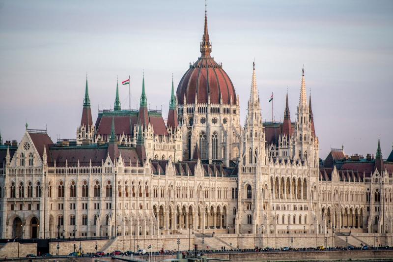 Furcsa formájú objektumot észleltek a Parlament falai között, amely valósággal meglepte a látogatókat; az építők egy igazi csavart cselekedtek, ezzel keresztbe húzva a Habsburgok terveit.