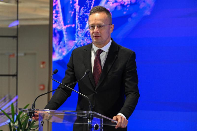 Szijjártó Péter: A Tisza Párt a háborút támogató politikai család részét képezi + videó kíséretében