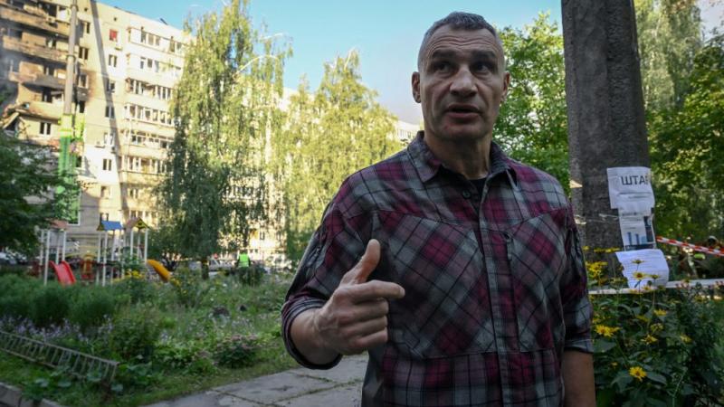 Kijev területének jelentős részén áramkimaradások tapasztalhatók, amelyek az éjszakai orosz rakétatámadások következményeként alakultak ki.
