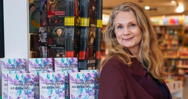 Moa Herngren svéd író: Az anyósunkat nem mi választjuk - Könyves magazin

Moa Herngren, a svéd irodalom kiemelkedő alakja, új művében egy különösen érdekes és sokakat foglalkoztató témát jár körbe: az anyós-vej kapcsolatokat. A 