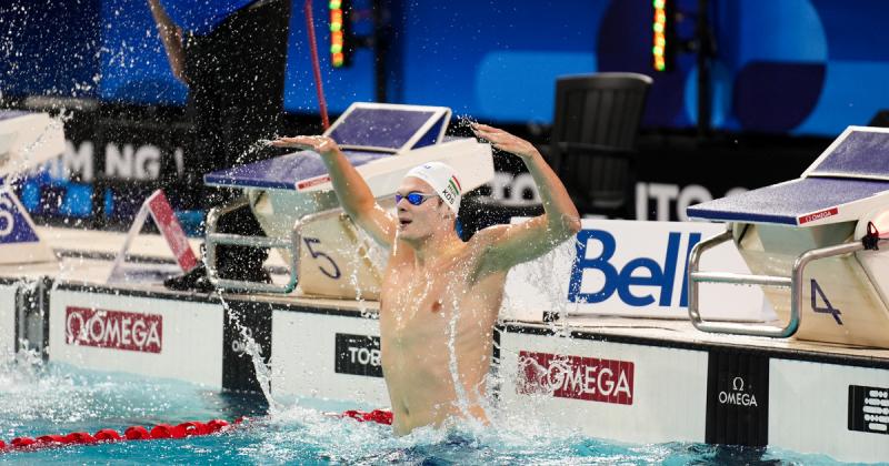 Kós Hubert lenyűgöző teljesítményt nyújtott, amikor 200 méteren háton úszva felállította a világ legjobb eredményét.