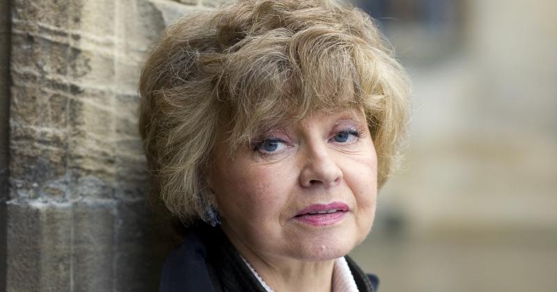 Elhunyt Prunella Scales, a Waczak szálló legendás színésznője. Az ő tehetsége és egyedülálló karaktere sokak szívében örökre nyomot hagyott. A sorozatban nyújtott alakítása nemcsak emlékezetes pillanatokat hozott, hanem a brit televíziózás egyik ikonikus
