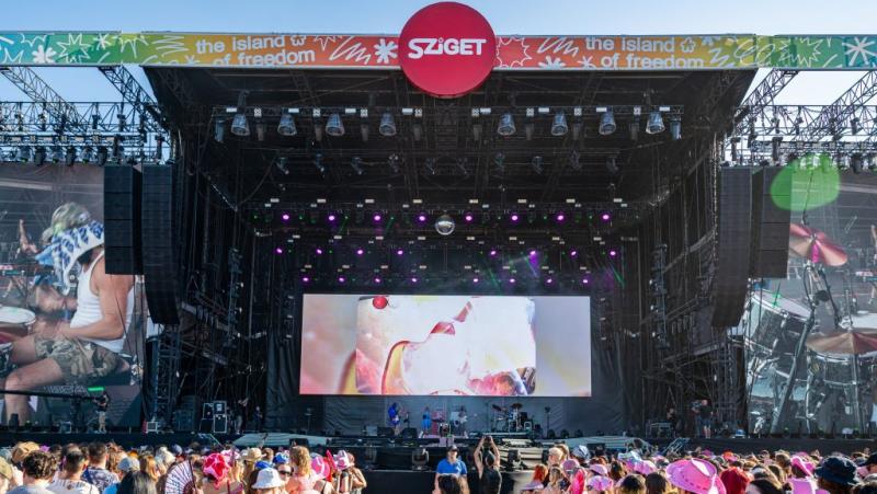 A Sziget Fesztiválon Vitézy és a Tisza Karácsonyt, valamint a Kutya Párt a Tiszáért hibáztatják a kialakult helyzet miatt – számol be róla a 24.hu.