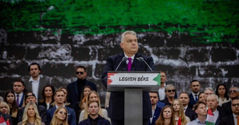 Szabadságra születtünk – Orbán Viktor beszéde a Békemeneten
Tisztelt Hölgyeim és Uraim!
Ma itt állunk, egy közös cél érdekében, egy olyan eszme jegyében, amely összeköt minket. Szabadságra születtünk, és ez a gondolat nem csupán egy üres frázis, hanem a