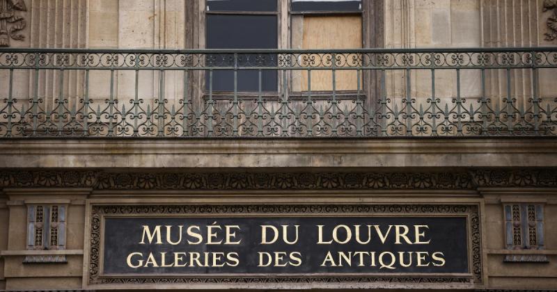 Egy nő és öt férfi letartóztatása újabb fejezetet nyitott a Louvre-ból eltulajdonított műkincsek izgalmas történetében.