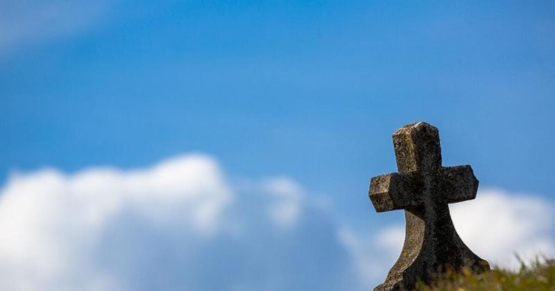 Temetői rémálom: a halál ára folyamatosan emelkedik Magyarországon - A hét grafikonja
A temetkezési költségek Magyarországon egyre ijesztőbb mértéket öltöttek, és a halál már nem csupán életünk végső állomása, hanem egy komoly anyagi teher is. Az elmúlt