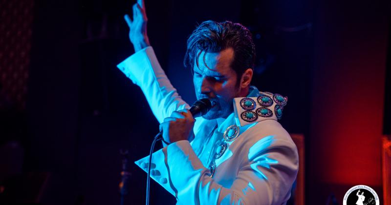 Ő a magyar Elvis Presley: a rendkívül vonzó hangú énekes, aki külföldön is elnyerte a közönség szívét.