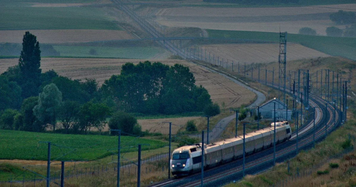 Egy új uniós kezdeményezés keretében gyorsvasúti összeköttetések létesülhetnek Budapest és Zágráb, Pozsony, valamint Bukarest között. Ez a fejlesztés lehetőséget biztosítana a gyorsabb, kényelmesebb és környezetbarátabb utazásra, valamint hozzájárulna a r