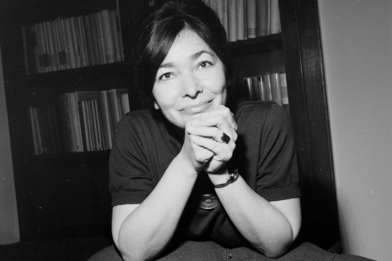 Szabó Magda műveiben gyakran találkozunk az írás gyógyító erejével. Az írás nem csupán a gondolatok kifejezésének eszköze, hanem egyfajta terápia is, amely segít a lélek sebeit begyógyítani. Az alkotás folyamata során az ember felfedezi önmagát, és a szav